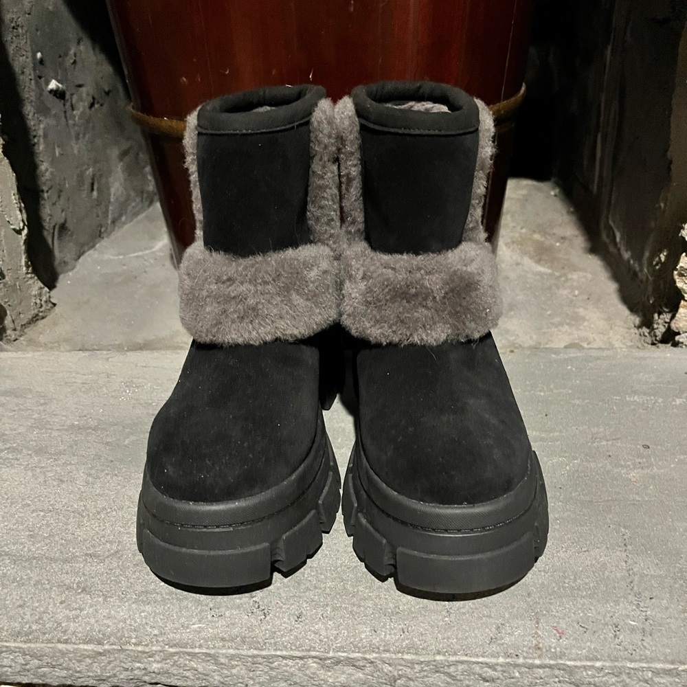 NWT UGG Lug Heeled Boots Black/Grey Shearling Trim 7.5